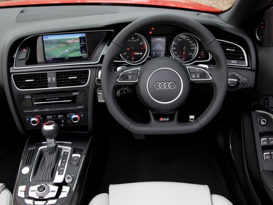 Торпедо Audi RS5 Cabriolet 2013 года  (UK) (фото 5 из 16)